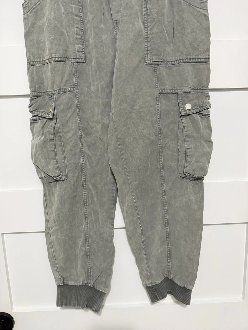 By Anthropologie Women's Gray Cargo Jogger Pants Size Medium 8582